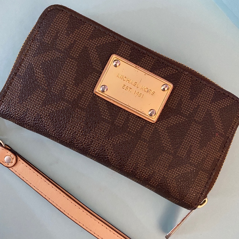 Micheal Kors Zipped Flat Wallet